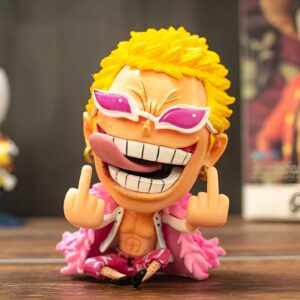 Figurine Donquixote Doflamingo chibi 8 a 9 cm avec manteau et lunettes