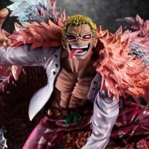 Figurine Donquixote Doflamingo avec manteau de plumes rose et violet, lunettes rouges, expression arrogante, socle inclus