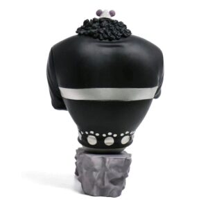 Figurine Kuma posture contemplative 17 cm tenant sa bible