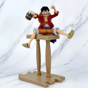 Figurine Luffy assis sourire chapeau de paille 20cm One Piece