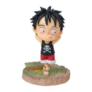 Figurine manga du jeune Luffy en posture décontractée, chapeau de paille emblématique, sourire malicieux incarnant l'innocence des débuts