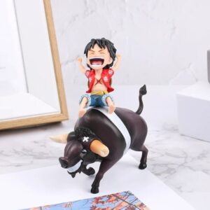 Figurine Luffy chevauchant taureau, action épique One Piece