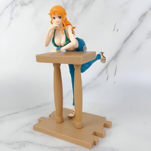Figurine Nami navigatrice Mugiwara 20cm socle One Piece