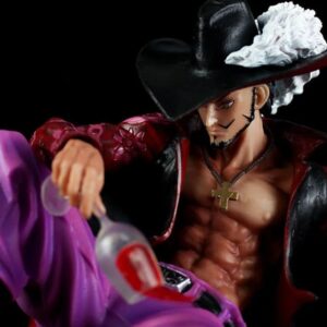 Figurine Dracule Mihawk assis avec épée Yoru sur diorama rocailleux One Piece