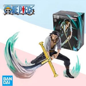 Figurine Dracule Mihawk en pose majestueuse, épée Kokuto Yoru, détails fidèles et finitions précises