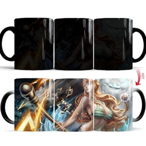 Mug Nami thermoréactif affichant le design coloré de la navigatrice à la chaleur