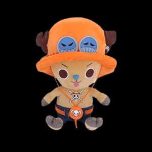 Peluche Chopper vêtue du costume de Portgas D Ace avec chapeau orange et collier distinctif