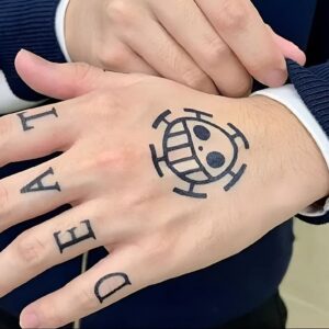 Tatouages temporaires Trafalgar Law motifs D.E.A.T.H. One Piece