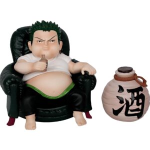 Figurine Zoro détente avec gourde, assis confortablement